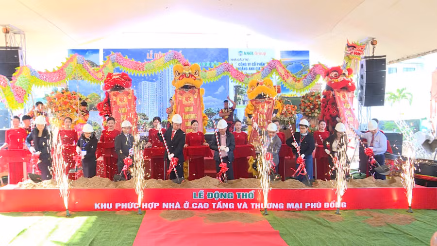 Delegates perform the groundbreaking ritual for the Phù Đổng High-Rise Residential and Commercial Complex. Photo: Huy Toàn