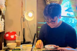 Pleiku youth flock to handmade bracelet workshop