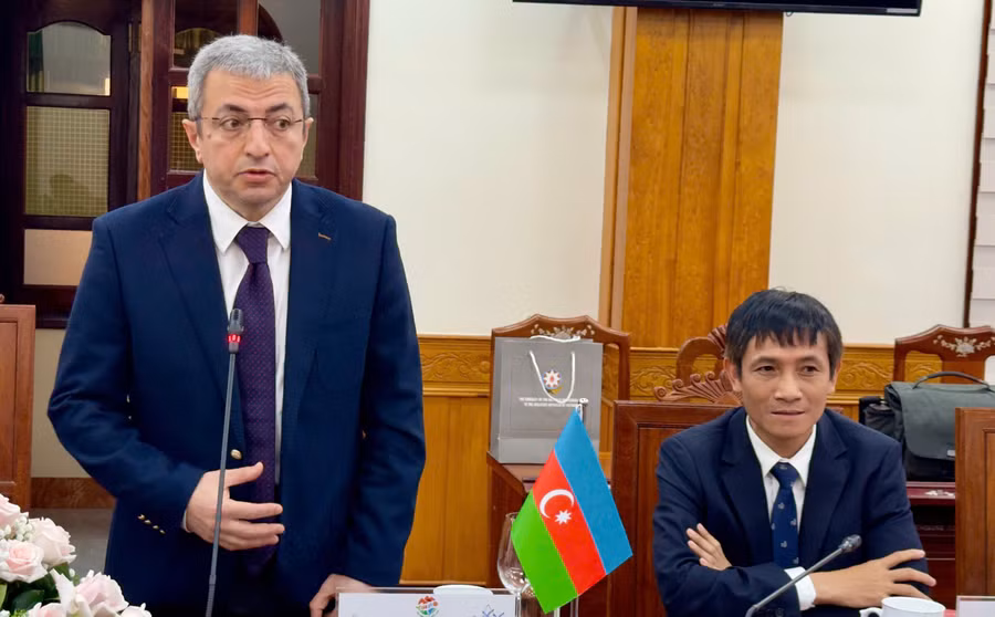 ngai-shovgi-kamal-oglu-mehdizade-dai-su-dac-menh-toan-quyen-cong-hoa-azerbaijan-phat-bieu-tai-buoi-tiep.jpg