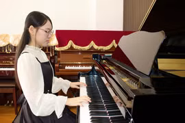 Gia Lai Schoolgirl Embarks on Journey to Pursue Professional Music Dream.