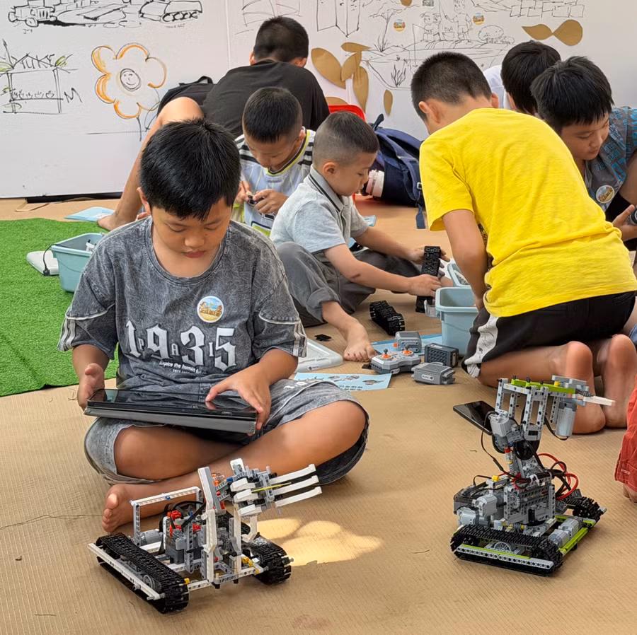1-cac-em-nho-thoa-niem-dam-me-lap-rap-robot-lego.jpg