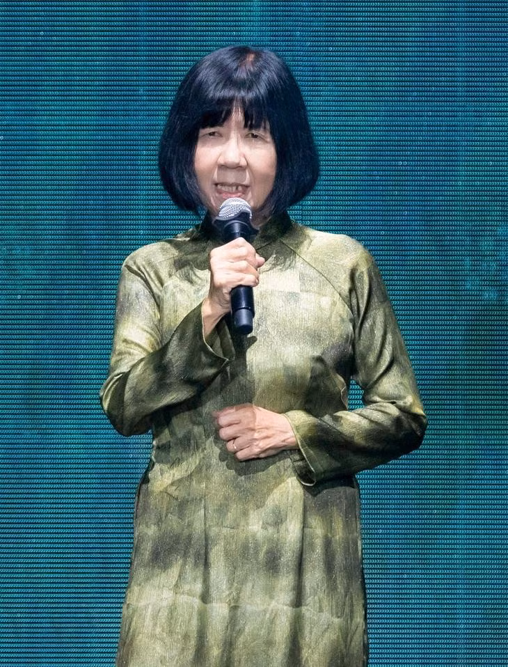 chi-vang-thi-thong-va-co-giao-dinh-thi-kim-phan-phat-bieu-tren-san-khau.jpg