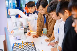 The ChessRobot system, invented by students at FPT University Quy Nhon, is capable of playing chess at various levels thanks to its integration of artificial intelligence (AI).