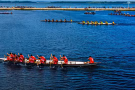 The lively atmosphere of preparations and training for the traditional boat racing festival during the Lunar New Year 2026.