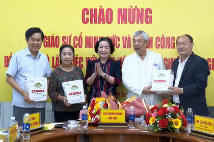 Professor Co Minh Duc visits and works with the Gia Lai Provincial Business Association