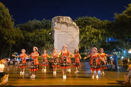 More than 200 women participated in a folk dance exchange night at Dai Doan Ket Square