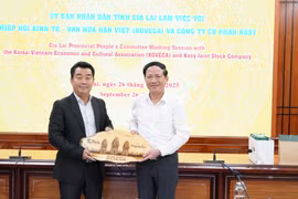 Chairman of the Provincial People’s Committee Pham Anh Tuan (right) presents a souvenir to Mr. Kim Il Wan.