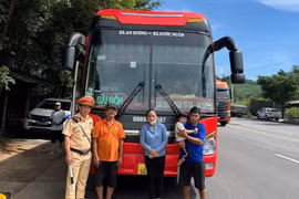 Mr. Bình's family received assistance from the traffic police and Hoang Long - Hung Cuong bus company to travel to the South for medical treatment.