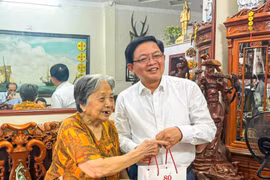 Provincial Party Chief Hồ Quốc Dũng visits senior veteran