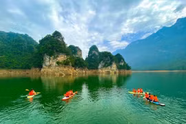 Exploring the Nặm Chang River by Kayak