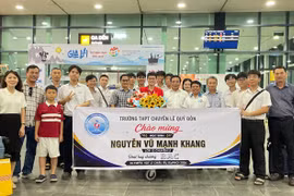 Nguyen Vu Manh Khang returns to a warm welcome. Photo: Ho Diem
