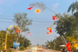 Early Erection of the New Year Pole to Welcome Tet