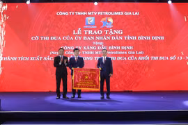 Vice Chairman of the Provincial People's Committee Nguyễn Tự Công Hoàng presented the Emulation Flag of the Provincial People's Committee to Petrolimex Gia Lai.