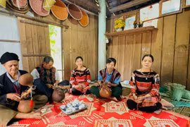 Artisans and local residents gather to play traditional musical instruments and sing folk songs during a community event. Photo: D.Đ