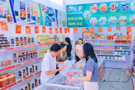 The store showcasing and selling distinctive agricultural products, food items, and OCOP products from the province, located at 111 Le Hong Phong Street (Quy Nhon Ward), has attracted a large number of visitors and shoppers. Photo: H. Yen