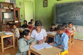 “Godmother” to Disadvantaged Children in Tung Ke Village