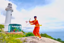 The "Song phượng kiếm" music video, performed by the youth union members of Phu My Dong commune, was filmed at several of the area’s scenic landmarks. Image captured from the video clip.