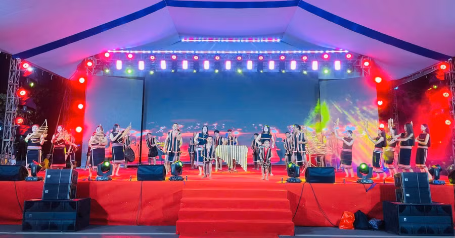 tiet-muc-hai-ca-dang-mang-am-huong-dan-ca-jrai-gop-them-sac-mau-van-hoa-tay-nguyen-vao-chuong-trinh.jpg