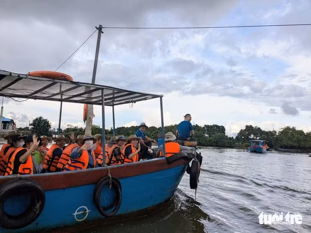 Visitors take boats to explore the mangrove forest in Thi Nai Lagoon, Tuy Phuoc Dong Commune, Gia Lai Province, Vietnam. Photo: Tan Luc / Tuoi Tre