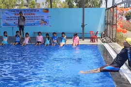 Many Free Swimming Classes Offered for Children in Gia Lai