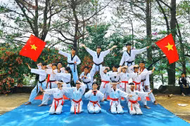 Enthusiastic Training for Participation in the "Martial Arts Dance" Playground