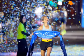 Athlete Phạm Thị Hồng Lệ crossed the finish line to claim the women's 42 km championship at the Ho Chi Minh City Marathon 2026, held on the morning of January 11.