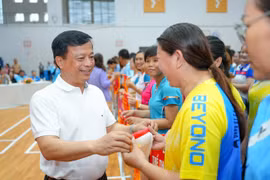 More than 1,100 athletes participate in the sporting eventGia Lai launches sports festival with 1,100 athletes competing in volleyball and tug of war to mark the 1st Provincial Party Congress.