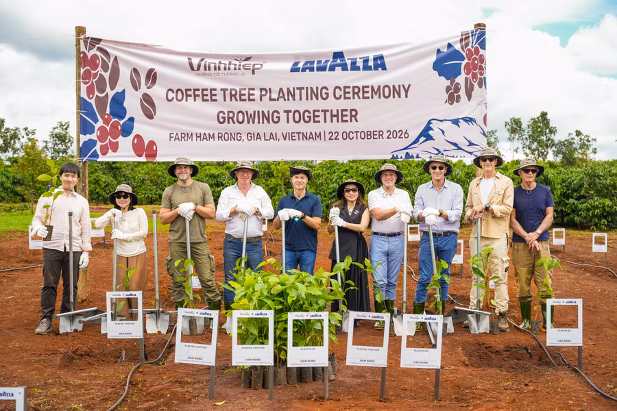 lanh-dao-tap-doan-lavazza-va-cong-ty-tnhh-vinh-hiep-da-cung-thuc-hien-nghi-thuc-trong-cay-ca-phe-tai-nong-trai-ham-rong-anh-ha-duy.jpg
