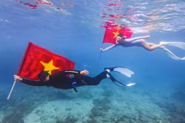 Checking in Underwater with the National Flag: Gia Lai Youth Spread Love for the Sea and Islands