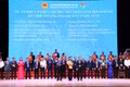 Provincial leaders present investment policy decisions and investment certificates to investors. Photo: Tiến Sỹ