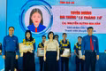 Ms. Nguyễn Huỳnh Gia Hân (second from left) receives the "15th of October" award from the Gia Lai Provincial Vietnam Youth Federation. Photo: M.N