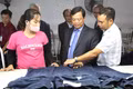 Standing in the front row, Permanent Vice Chairman of the Provincial People's Committee Nguyễn Tuấn Thanh conducts an on-site inspection and encourages businesses engaged in the production and export of garments. Photo: Tiến Sỹ