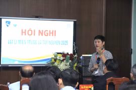 Representatives of the group of scientists present their research findings at the 2025 Central and Central Highlands Physics Conference. Photo: H.H