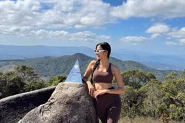 Miss Hoàng Thùy embarks on an eight-hour trek to conquer the summit of Chư Nâm Mountain