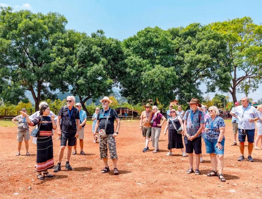 khi-lang-thieu-nguoi-ke-chuyen-cho-du-khach-quoc-te.jpg