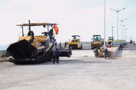Effective disbursement of investment capital has provided momentum for contractors to accelerate the construction progress of key transportation projects. Photo: T. SY