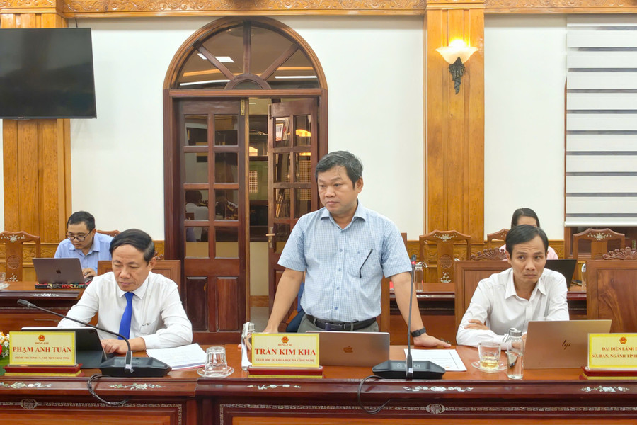 Director of the Department of Science and Technology Tran Kim Kha presents the draft cooperation agreement between Gia Lai province and Viettel. Photo: Dung Nhan 119-anh-3.jpg