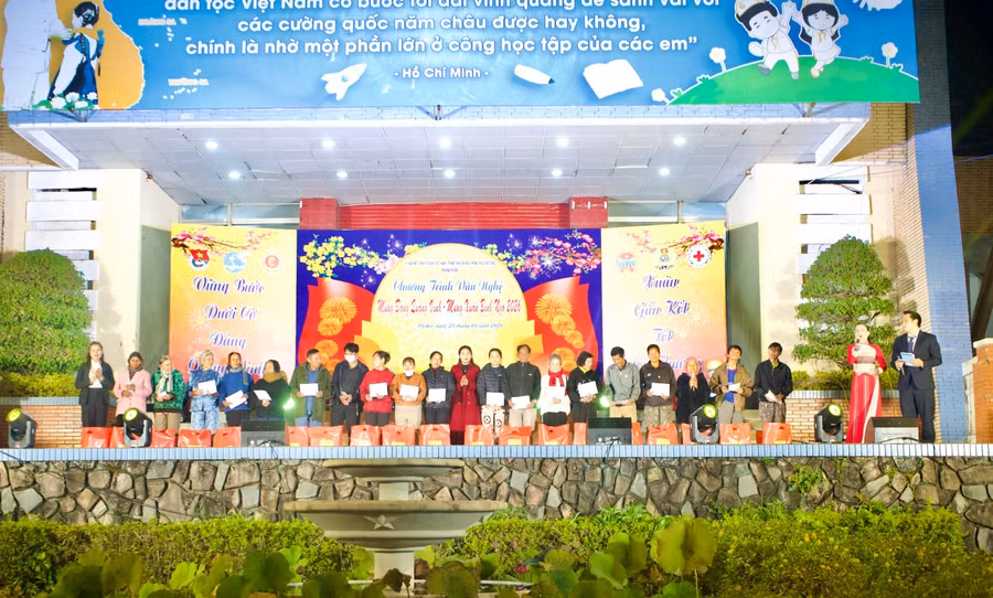 ban-to-chuc-trao-qua-tet-cho-cac-ho-ngheo-can-ngheo-va-ho-kho-khan-tren-dia-ban-phuong.jpg