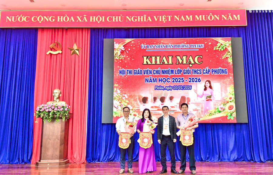 ban-to-chuc-trao-co-luu-niem-cho-3-truong-thcs-tham-gia-hoi-thi.jpg