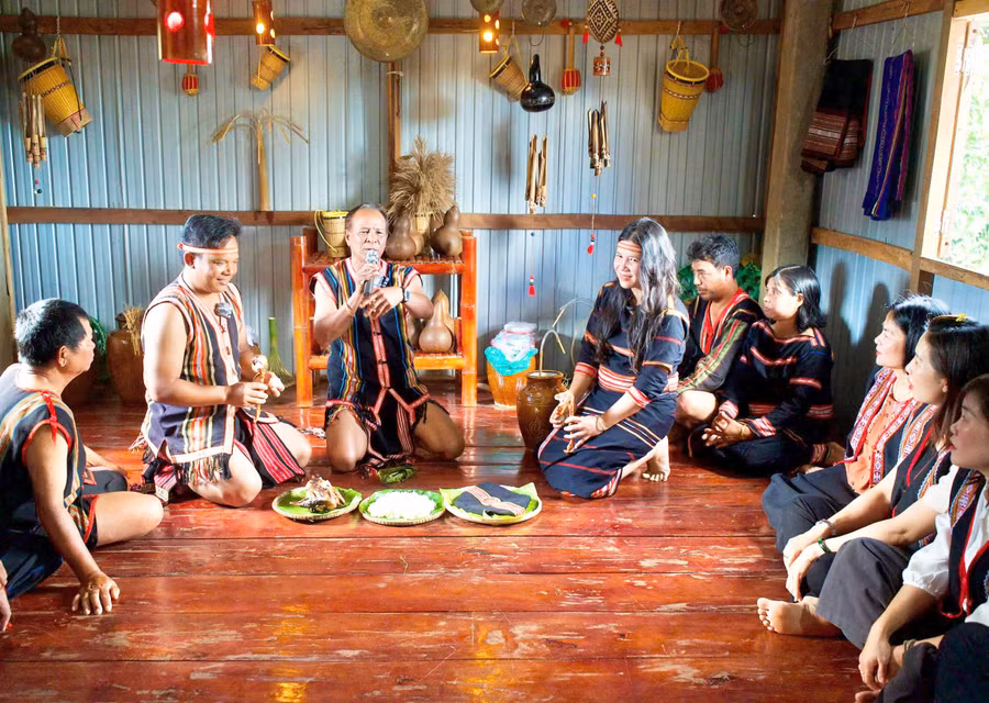 chu-le-thuc-hien-cac-nghi-thuc-truyen-thong-cho-doi-trai-gai-tai-le-an-hoi.jpg