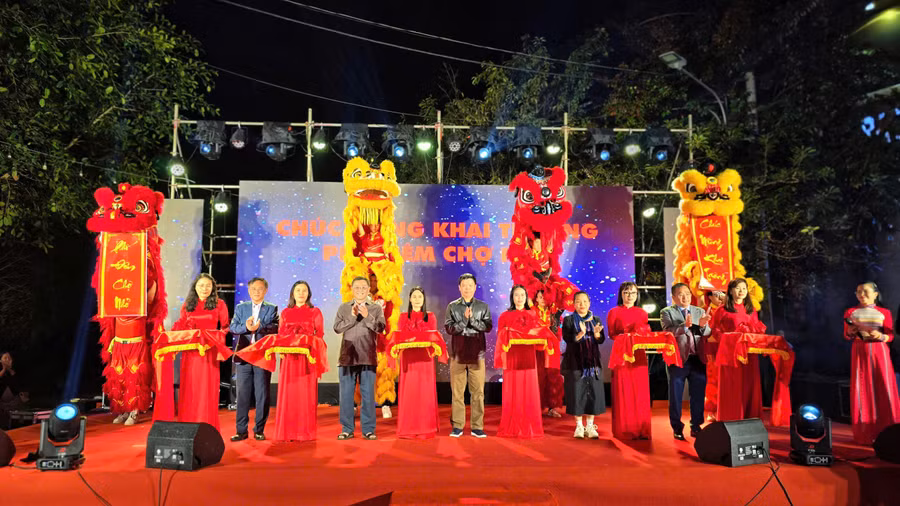 cac-dai-bieu-thuc-hien-nghi-thuc-cat-bang-khai-truong-chinh-thuc-dua-pho-dem-cho-nho-di-vao-hoat-dong.jpg