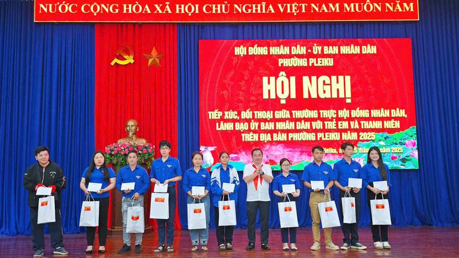 lanh-dao-phuong-pleiku-trao-10-suat-qua-cho-thanh-nien-vuot-kho-vuon-len.jpg