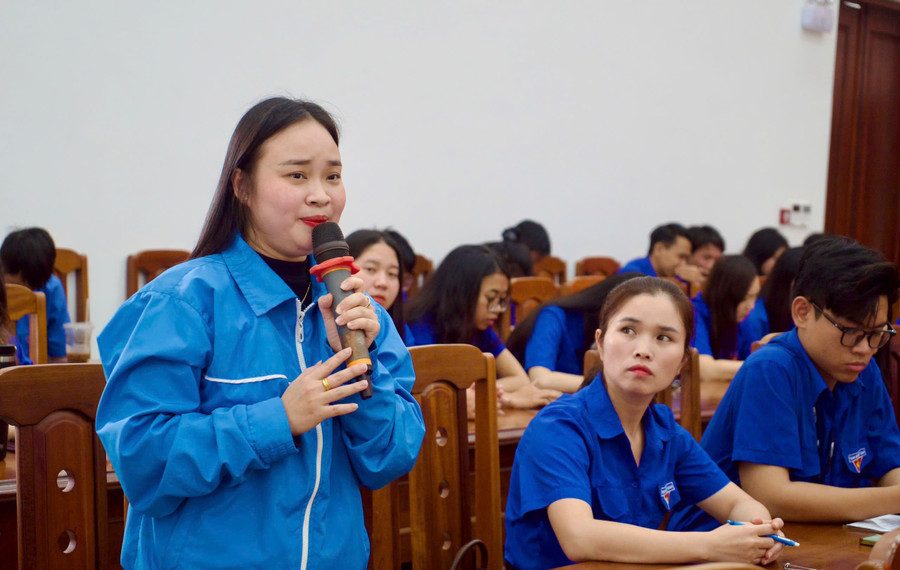 doan-vien-thanh-nien-phat-bieu-y-kien-tai-hoi-nghi.jpg