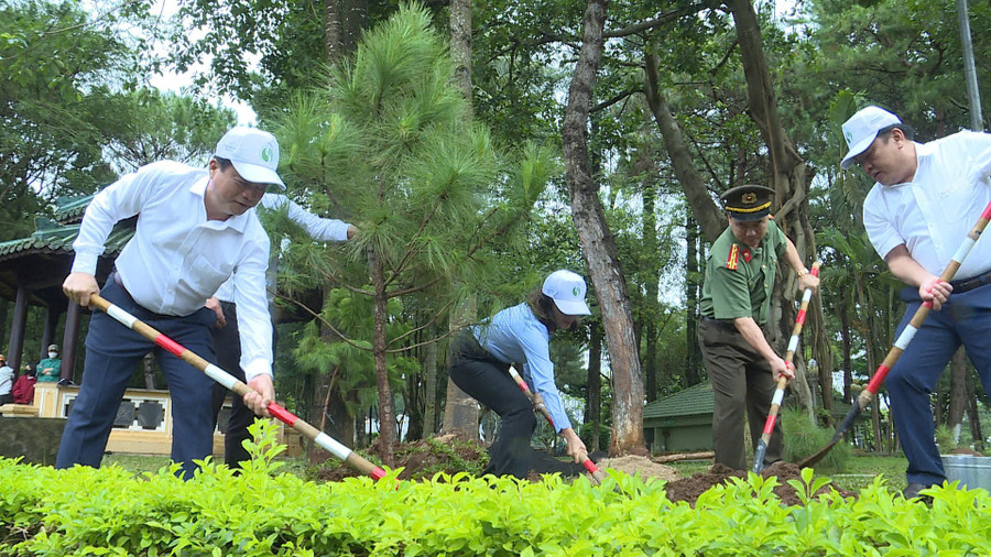 Delegates participate in tree planting at Đại Đoàn Kết Square. Photo: Huy Toàn c26c9bb135c4bf9ae6d5.jpg