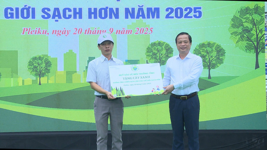 Permanent Vice Chairman of the Provincial People’s Committee Nguyễn Tuấn Thanh (right) presents a symbolic board for tree donation to a representative of the Department of Culture, Sports and Tourism. Photo: Huy Toàn eb38ade2039789c9d086.jpg
