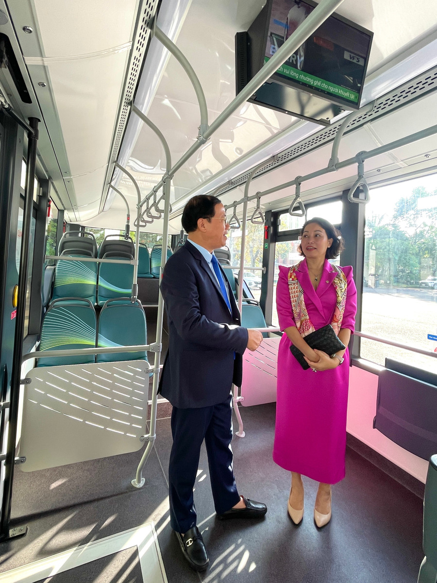 Chairman of the Provincial People’s Committee Phạm Anh Tuấn speaks with Vingroup Vice Chairwoman Lê Thị Thu Thủy on a VinFast electric bus during the launch event in Quy Nhơn Ward in October 2024. Photo: Hải Yến xe-vinaast.jpg