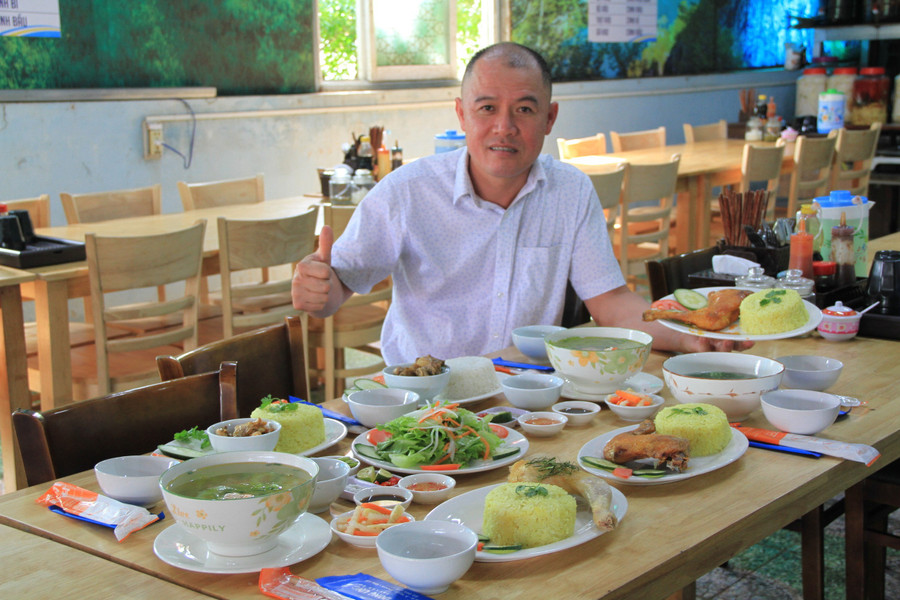 Đinh Công Thu, owner of Dông Ưng 2 Restaurant, with the popular chicken rice dish chosen by many diners. Photo: H.H img-9678.jpg
