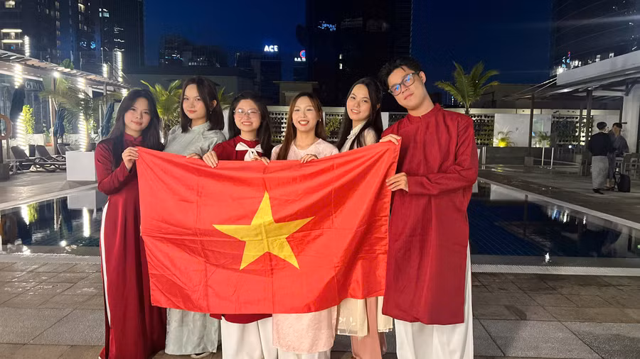 trinh-my-anh-thu-3-tu-trai-sang-cung-cac-dai-dien-viet-nam-hien-dien-tai-hoi-nghi-thanh-nien-asean-2025-dien-ra-o-thu-do-kuala-lumpur-malaysia.jpg