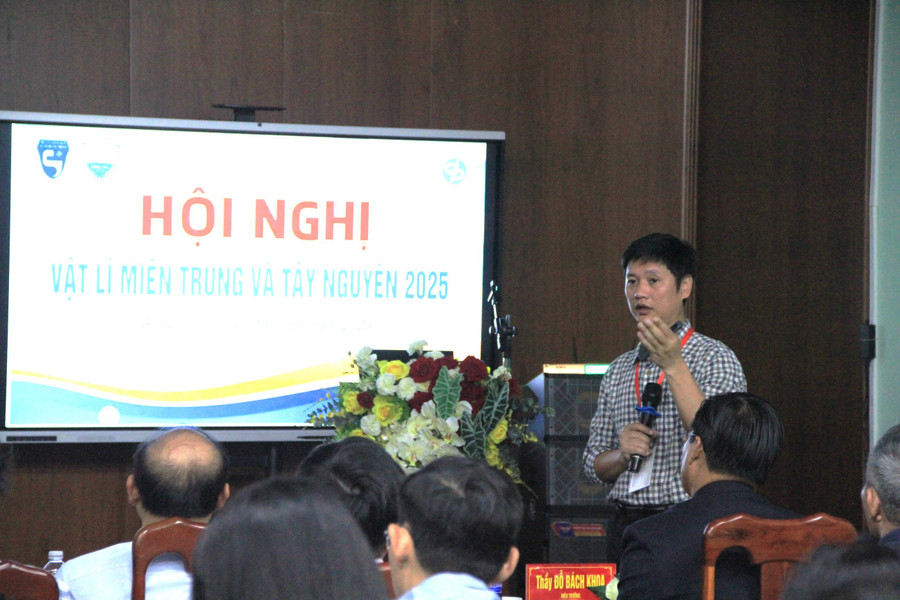 Representatives of the scientific team present their research findings at the 2025 Central and Central Highlands Physics Conference. Photo: H.H img-1439.jpg
