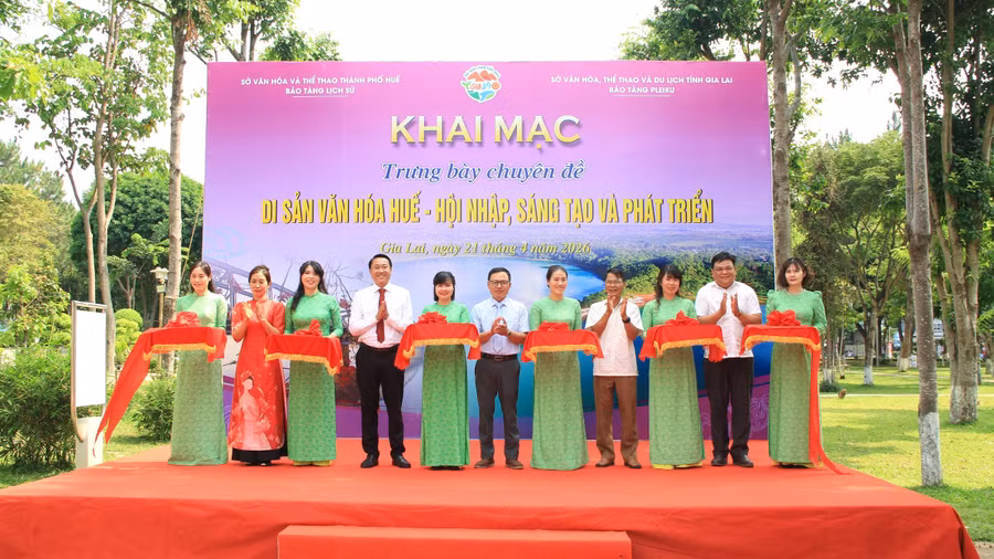1-cac-dai-bieu-cat-bang-khai-mac-trien-lam.jpg